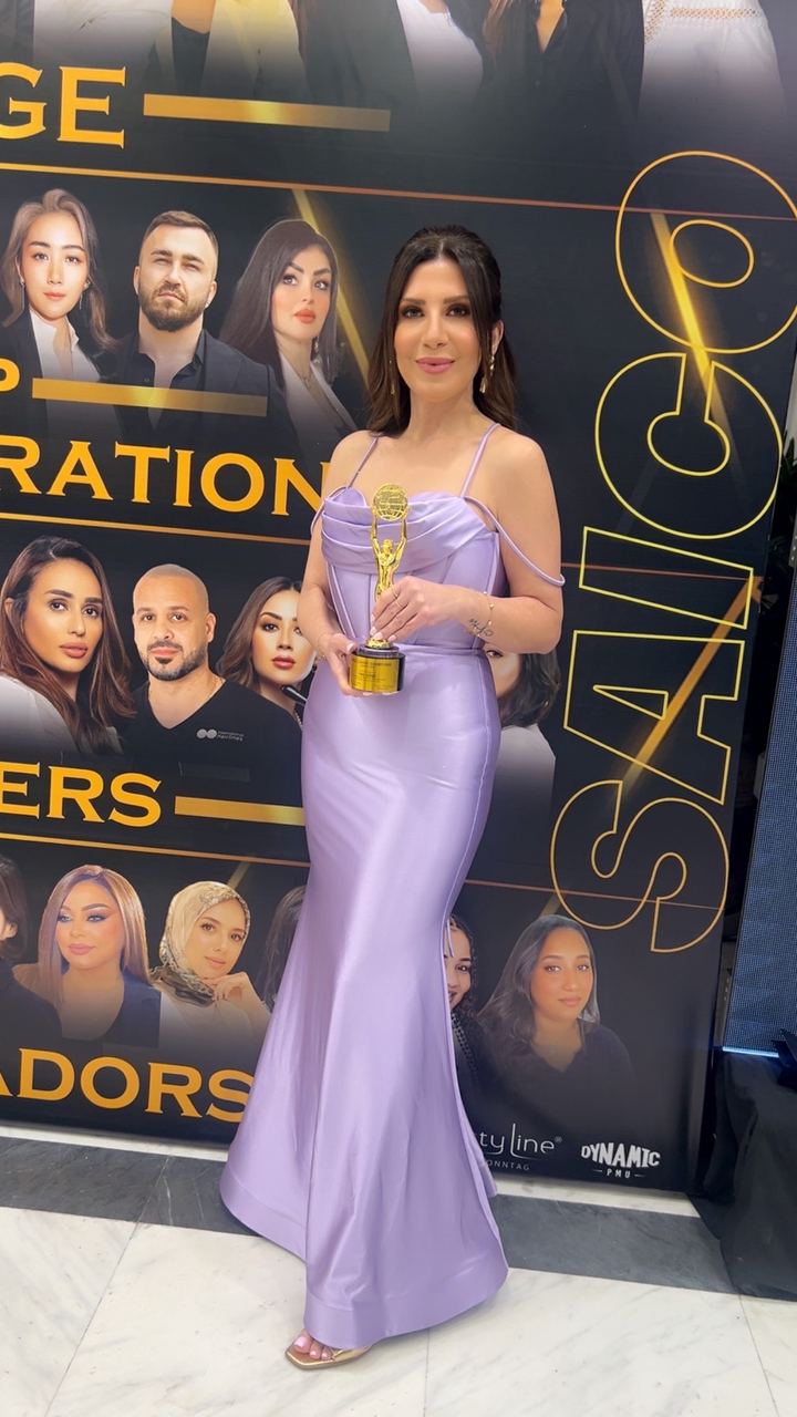 Faten ElSayed, trophée en main, à la SAICO Academy Competition 2025